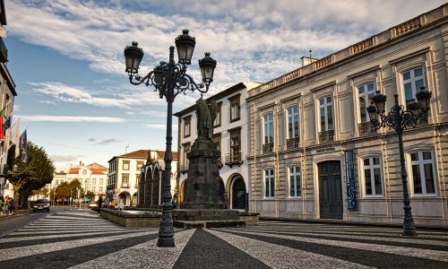 Langer verblijven in Ponta Delgada de taal van officiële documenten